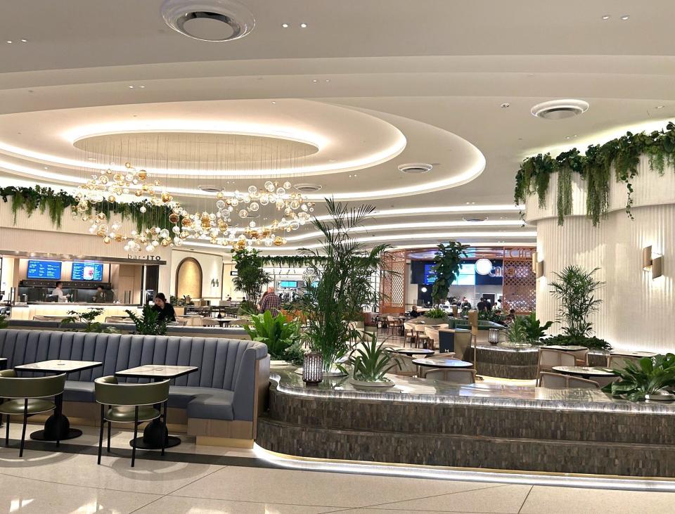 Fontainebleau food court