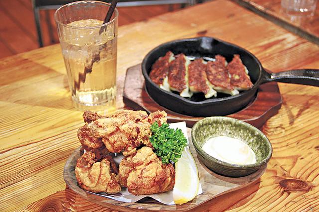 去居酒屋夜宵，炸雞和煎餃子甚受歡迎，要飲多兩杯。（周翠玲攝）