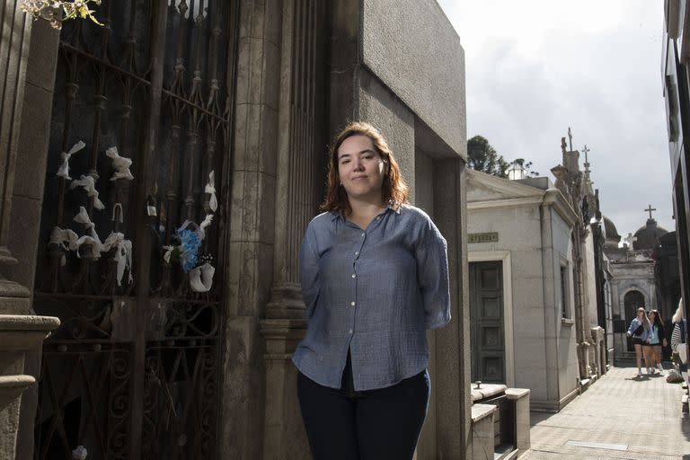 Pilar O'Gorman en la bóveda de Camila O'Gorman, en el cementerio de Recoleta