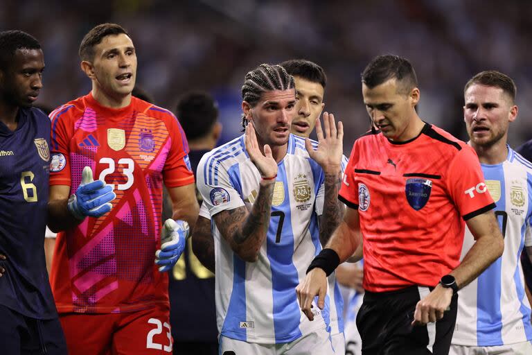 Rodrigo De Paul se queja del penal que sancionó Andrés Matonte por una mano suya; el referí uruguayo propició algunas controversias, pero no tuvo errores decisivos en el Argentina vs. Ecuador de la Copa América en Houston.