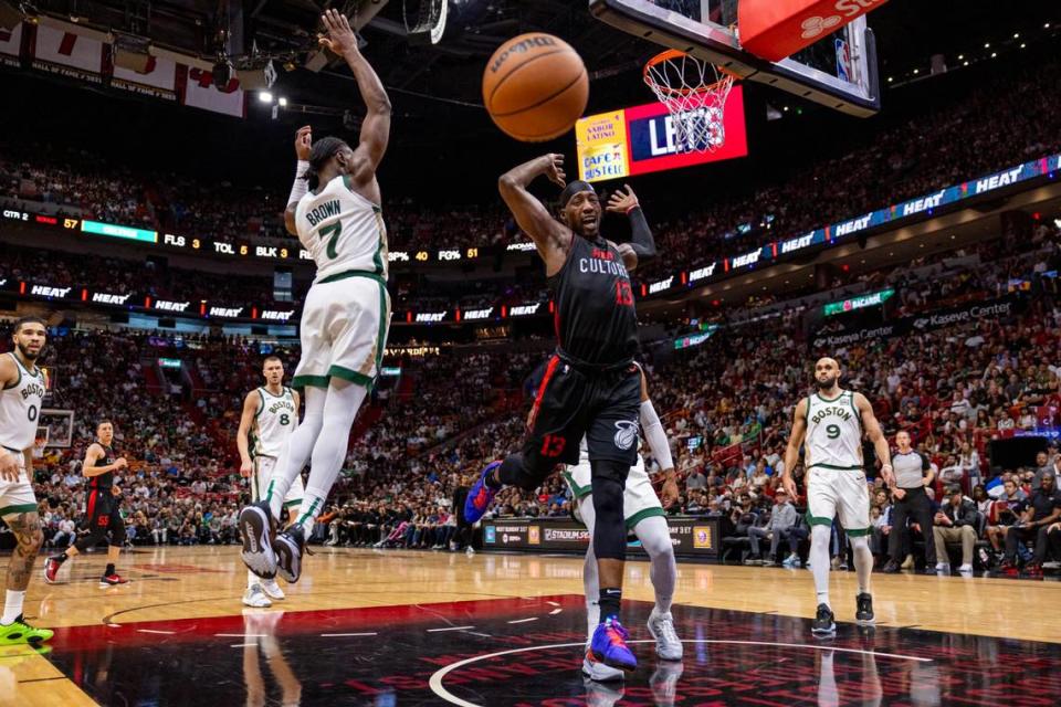 El centro del Heat Bam Adebayo (13) pierde la pelota con la marca de Kristaps Porzingis (8), de los Celtics de Boston, en el partido celebrado el 11 de febrero de 2024 en Miami.