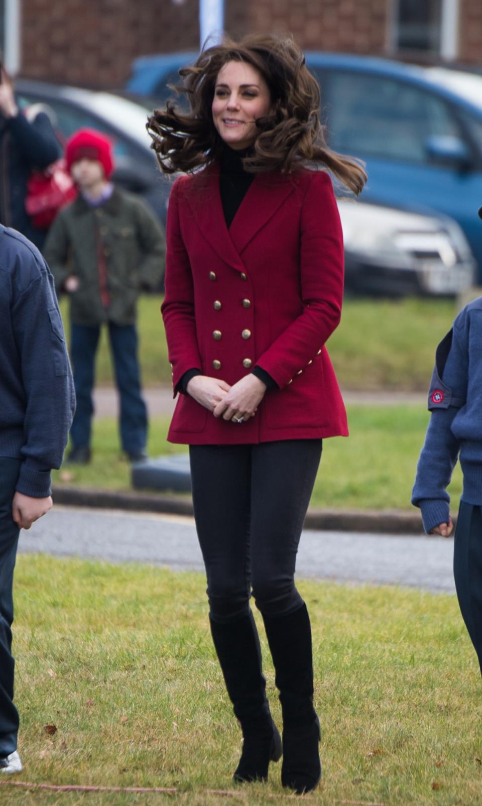 <p>Durante su visita a la base RAF Wittering de Stamford, Inglaterra, terminó despeinada/Getty Images </p>