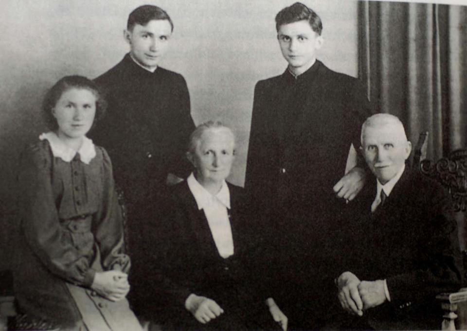 Joseph Ratzinger (2D), al lado de su familia, su hermano Georg (2I), su padre Josef (D), su hermana María (I), y su madre María, en esta imagen del 8 de julio de 1951, día de la ordenación como sacerdotes de los dos hijos. German Catholic News Agency KNA via Getty Images