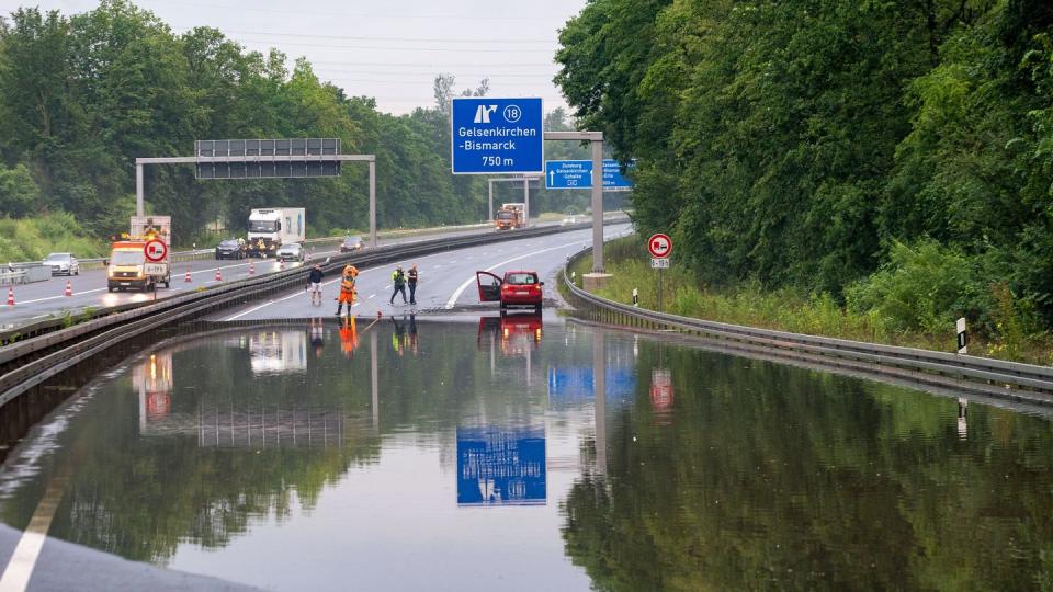 Unwetter haben am Donnerstag in mehreren Regionen Deutschlands Keller und Straßen unter Wasser gesetzt. Im Ruhrgebiet bei Herne wurde die Autobahn 42 überschwemmt.