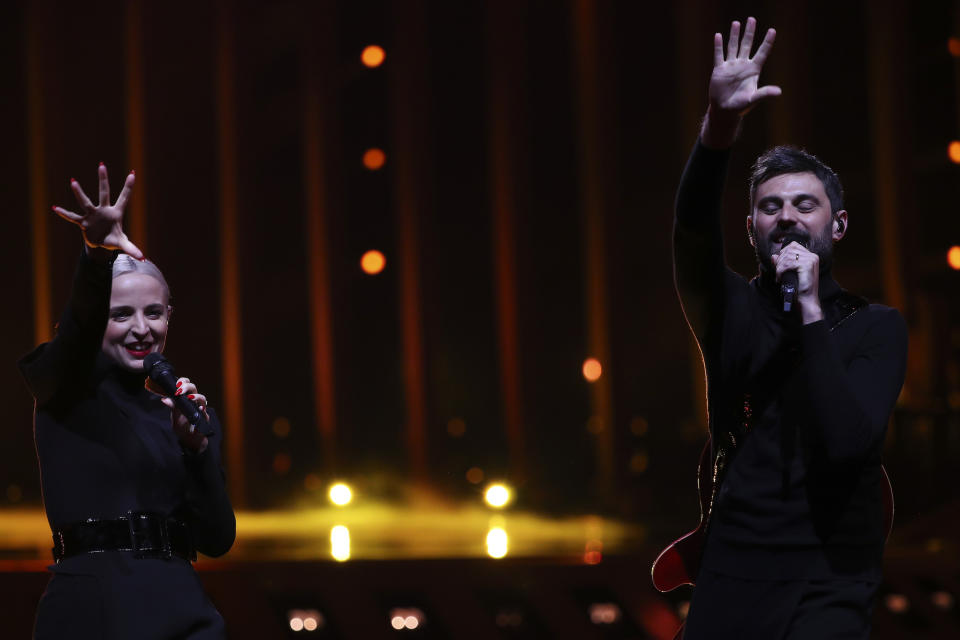 <p>Ernst wird es beim französischen Beitrag: Das Duo “Madame Monsieur” performt mit dem Song “Mercy” ein Lied über ein Kind, das an Bord eines Bootes im Mittelmeer geboren wird. Obwohl das Thema eher schwer verdaulich ist, ist “Mercy” kein trauriger Song. Die Chancen auf einen guten Platz stehen gut: Derzeit ist Frankreich Vierter unter den Titelfavoriten. (Bild: Getty Images/Carlos Rodrigues) </p>