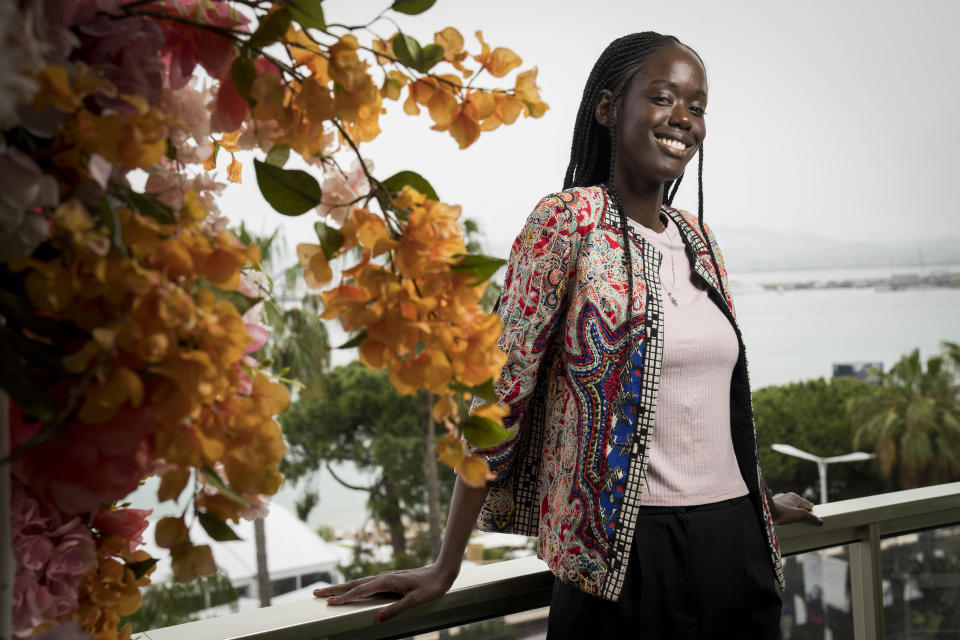 La directora Ramata-Toulaye Sy posa para promover la película 'Banel e Adama' en la 76a edición del festival internacional de cine, Cannes, en el sur de Francia, el sábado 20 de mayo de 2023. (Foto Scott Garfitt/Invision/AP)