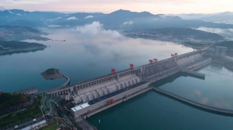 ▲今年中國大陸梅雨季遭遇強烈降雨，三峽大壩的蓄洪力、建築品質也備受外界關注。（圖／取自微博闢謠）