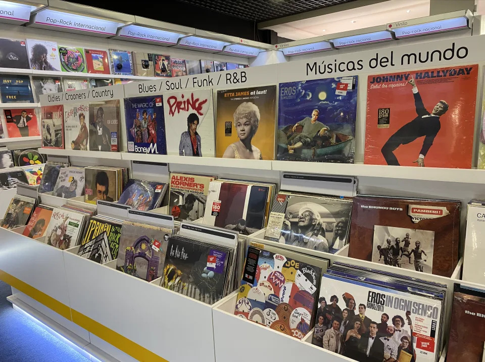 Sección de discos de vinilo en una tienda de FNAC en Madrid, el 30 de abril de 2022 (Foto Mariángela Velásquez)