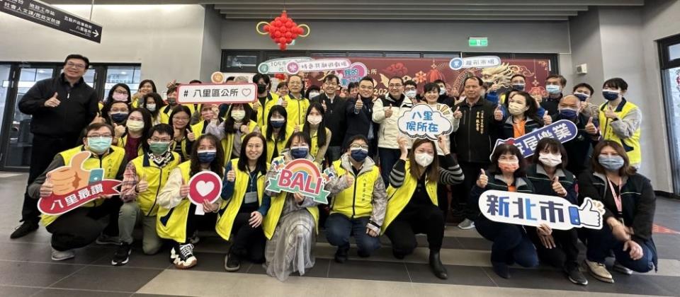 《圖說》侯友宜市長今日啟動農曆年後首場行動治理，率市府團隊至八里區公所與里長座談，〈第二排公所字牌旁為八里區長林俊宏〉。〈民政局提供〉