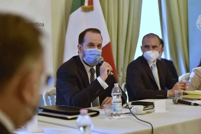 Martín Guzmán con el papa Francisco en el Vaticano