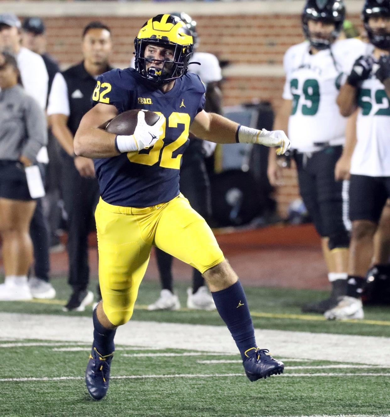 Michigan Wolverines tight end Max Bredeson (82) runs after a catch against the Hawaii Rainbow Warriors during second-half action at Michigan Stadium on Saturday, Sept. 10, 2022.