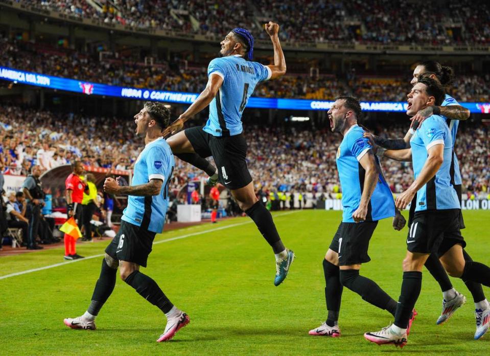 Los jugadores de Uruguay celebran un gol contra Estados Unidos, en el partido de la Copa América efectuado el 1ro de julio de 2024 en Kansas City.