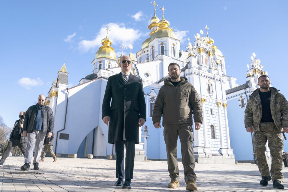 El presidente de EEUU, Joe Biden, camina junto al mandatario ucraniano Volodymyr Zelenskyy al lado de la Catedral de San Miguel, en Kiev, el lunes 20 de febrero de 2023. (AP Foto/ Evan Vucci)