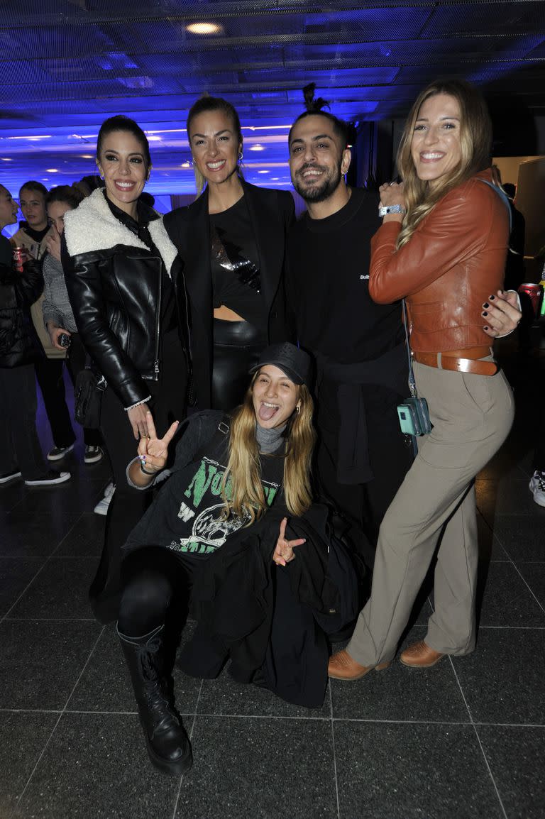 Virginia Gallardo, Flor Vigna y Mati Napp, con amigas