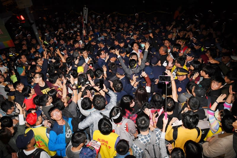 12/23反勞基法修惡 抗議群眾與警推擠（圖片來源：中央社）