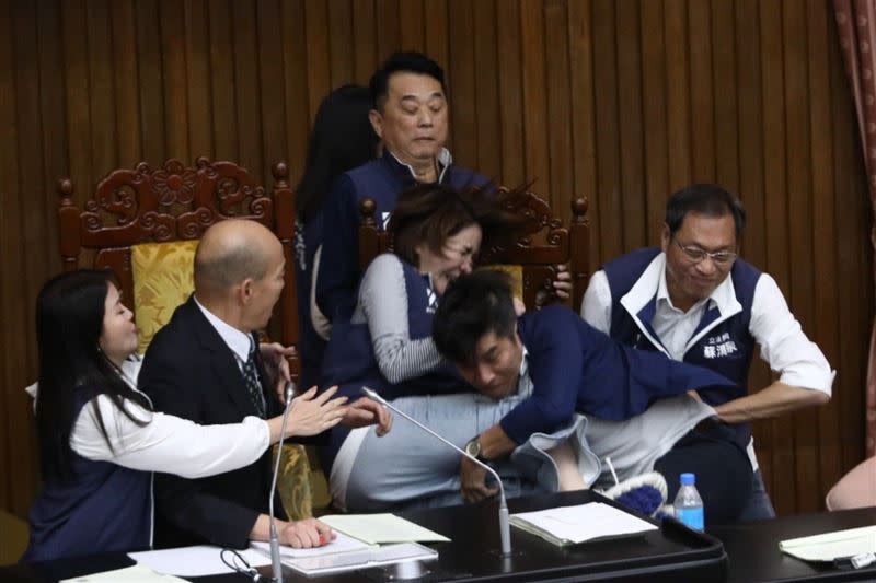 立法院17日針對國民黨團國會改革議案進行三讀表決，各黨議員爆發激烈肢體衝突。(圖/陳菁徽辦公室提供)