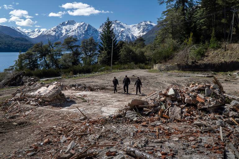 Miembros de Fuerzas Federales recorren el demolido hotel de parques nacionales ubicado en Mascardi. El mismo había sido ocupado por la comunidad mapuche Lafken Winkul Mapu durante 5 años junto con otros predios lindantes en la zona. Villa Mascardi, 2 de junio