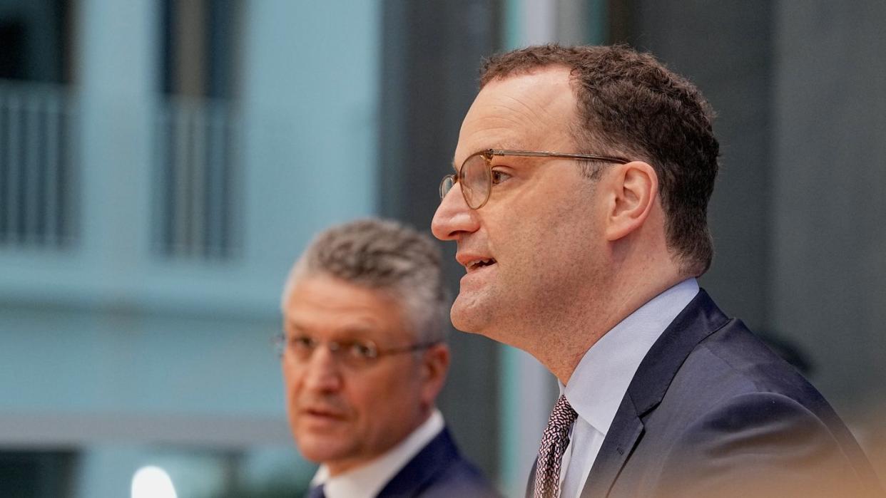 Dringen auf Geduld und vorsichtige Öffnungsschritte: Bundesgesundheitsminister Jens Spahn (r) und RKI-Präsident Lothar Wieler.