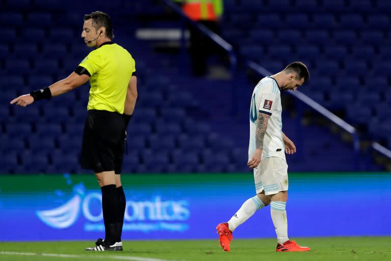 Raphael Claus y a lo lejos, Messi; fue en la cancha de Boca, en 2022, empate ante Paraguay por las eliminatorias para Qatar