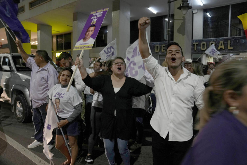 Simpatizantes de Daniel Noboa, candidato presidencial de la Alianza Acción Democrática Nacional, en celebración tras escuchar los resultados preliminares de las elecciones anticipadas, en las calles de Guayaquil, Ecuador, el domingo 20 de agosto de 2023. (AP Foto/Martín Mejía)