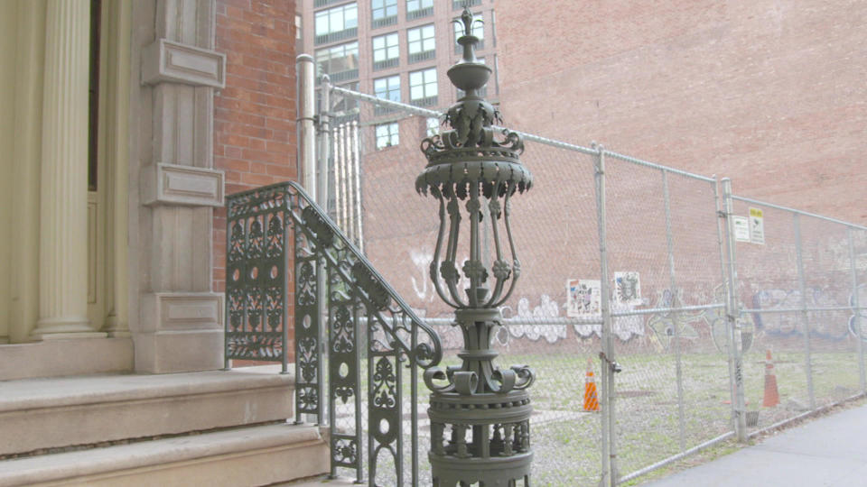 A metal newel finial outside the Merchant's House Museum in Manhattan. / Credit: CBS News