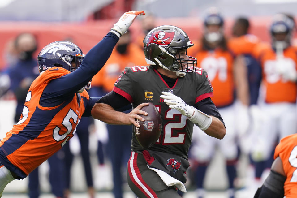 El linebacker de los Broncos de Denver Bradley Chubb captura al quarterback de los Buccaneers de Tampa Bay Tom Brady en la segunda mitad del juego del domingo 27 de septiembre de 2020, en Denver. (AP Foto/David Zalubowski)