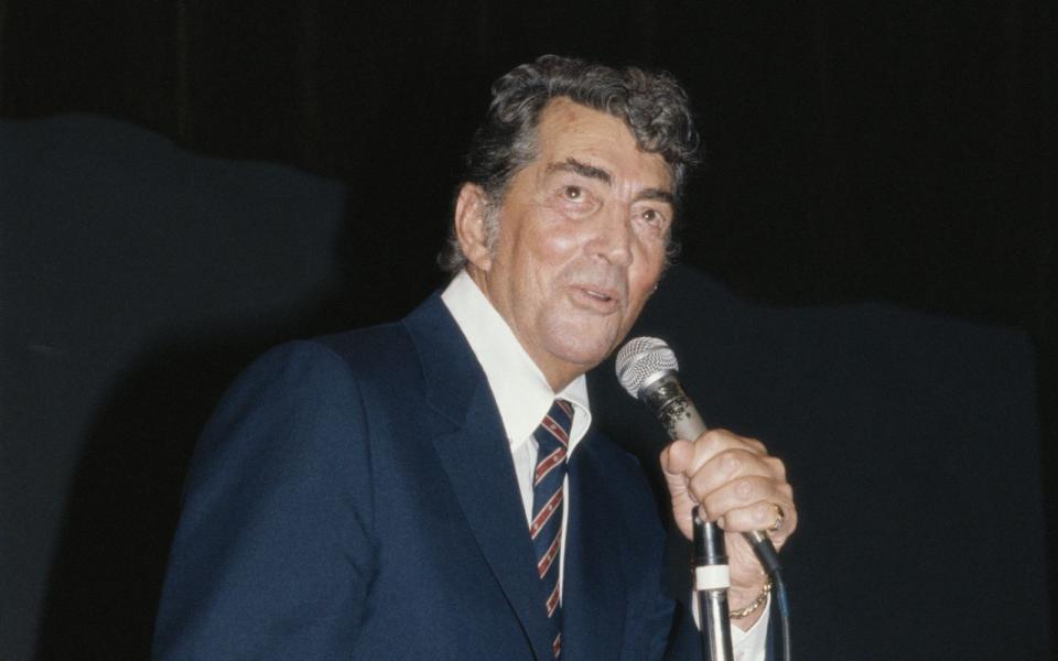 Und: Dino Crocetti trat nicht unter seinem echten Namen auf die Bühne, sondern als, genau, Dean Martin. Der Unterhaltungs-Alleskönner, der als Schauspieler und Sänger erfolgreich war, erarbeitete sich außerdem den Spitznamen "King of Cool." (Bild: Getty Images/Keystone/Hulton Archive)