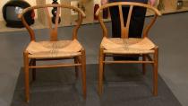 <p>Die zwei dänischen "Wishbone Chairs" aus den 1970er-Jahren wurden vom Experten auf 1.200 bis 1.600 Euro geschätzt. (Bild: ZDF)</p> 