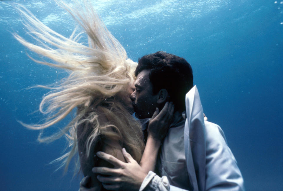 Tom Hanks and Daryl Hannah kissing underwater in Splash