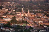 <p>Valle de San Gabriel (México), donde Juan Rulfo escribió algunas de sus obras. Una ruta turística por la zona sur del estado de Jalisco (oeste de México) sigue los primeros pasos en la vida del escritor Juan Rulfo (1917-1986) y permite conocer los rincones y áridos paisajes que inspiraron al autor, cuyo centenario de nacimiento se conmemora el 16 de mayo. Esta región guarda anécdotas, lugares, personajes y detalles que ayudan a los lectores a entender el universo rulfiano, lleno de silencios, parajes desolados y fantasmas. EFE/Ulises Ruiz Basurto </p>