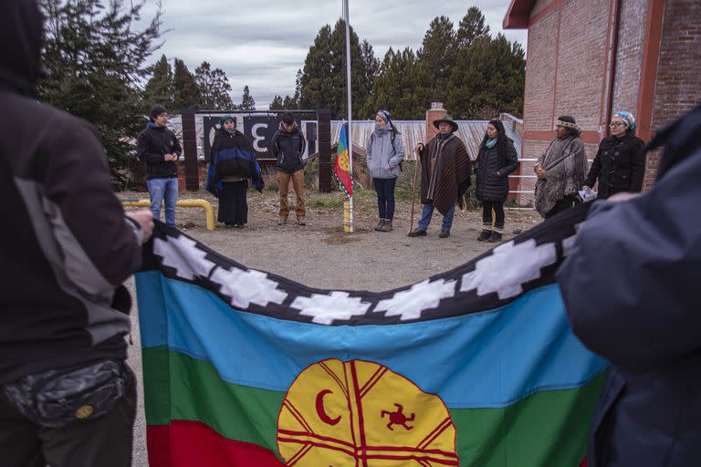 Hoy se realizó el acto de izamiento de la bandera mapuche en las inmediaciones del Centro Regional Universitario Bariloche