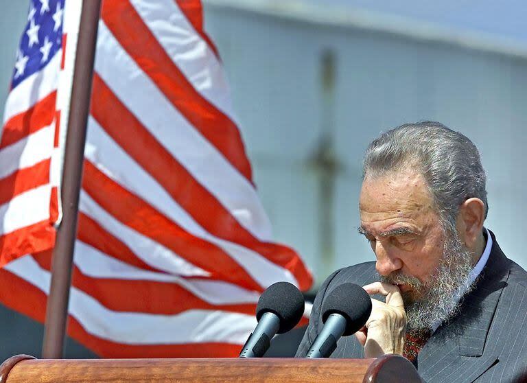 El presidente cubano Fidel Castro pronunciando un discurso después de la llegada del expresidente estadounidense Jimmy Carter al aeropuerto José Martí en La Habana el 12 de mayo de 2002