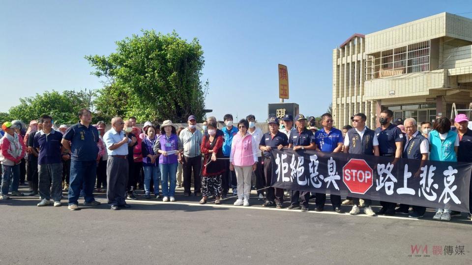 ▲芳苑鄉200多名鄉民抗議機肥廠回收家禽羽毛再利用的過程飄傳屍臭味，嚴重影響附近居民及鄰近的路上國小學童。（圖／記者陳雅芳攝，2023.10.31）