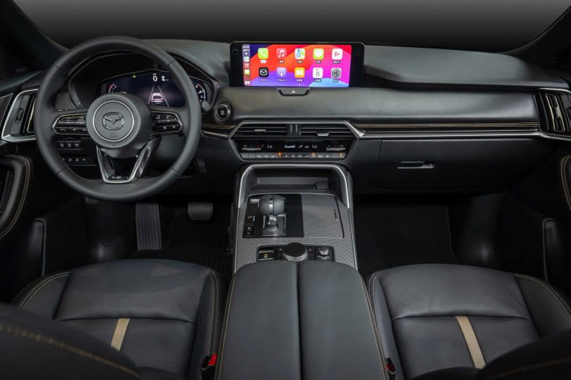 CX-90 車室以環艙金屬飾條結合 LED 環艙照明，搭配觸感溫潤細膩的 Nappa 真皮座椅。（圖／台灣馬自達提供）