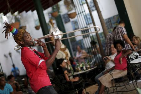 A musician performs in a restaurant in Havana March 16, 2016. REUTERS/Ueslei Marcelino