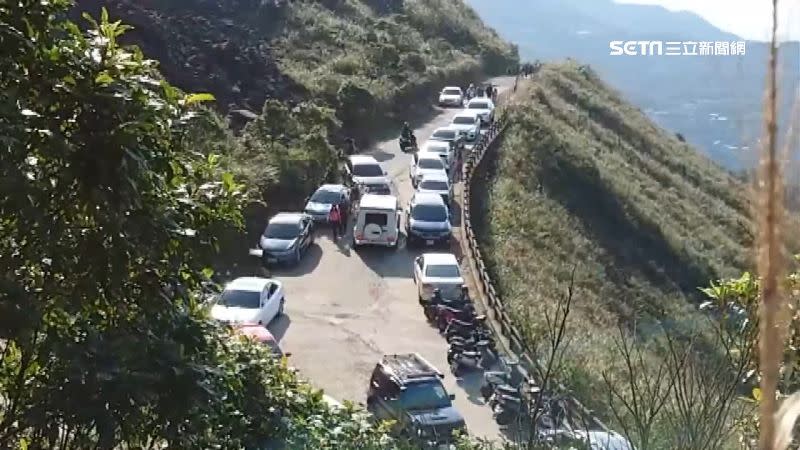 茶壺山山路上塞滿違停汽車。