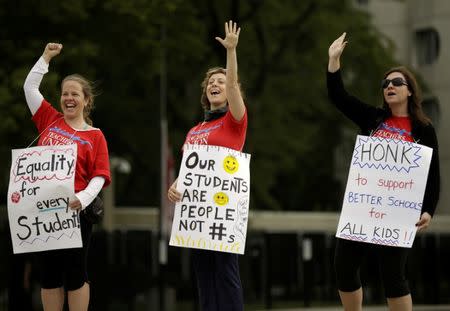 FILE PHOTO - Chicago Teachers Union members picket outside of the Chicago Teachers Acadamy in Chicago, Illinois, U.S. on September 13, 2012. REUTERS/John Gress/File Photo