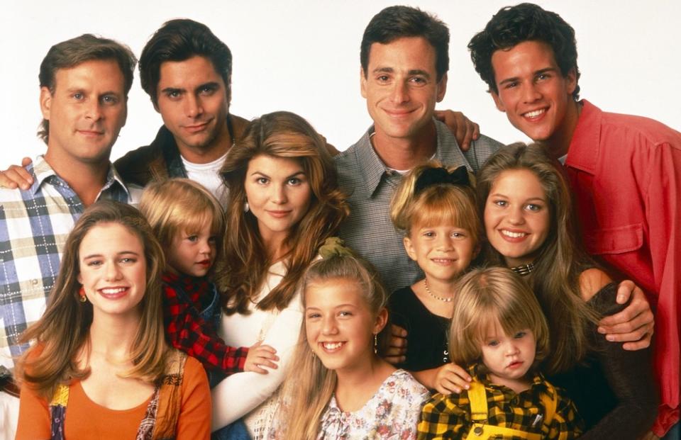 FULL HOUSE, top, from left: Dave Coulier, John Stamos, Bob Saget, Scott Weinger, bottom, from left: Andrea Barber, Blake Tuomy-Wilhoit, Lori Loughlin, Jodie Sweetin, Mary-Kate Olsen, Dylan Tuomy-Wilhoit, Candace Cameron Bure, 1993, 1987-1995.  ph: Bob D'Amico /© ABC /Courtesy Everett Collection