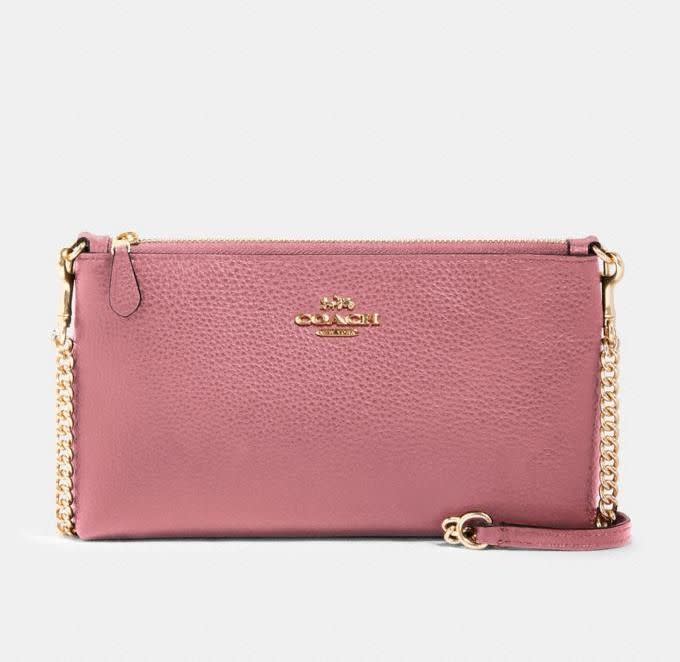 Bolso cruzado Zip Top rosa (Imagen a través de Coach)