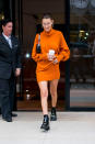 <p>Wer will schon wie ein Kürbis aussehen? Betrachten wir das leuchtend orange-farbene Sweater-Dress von Model Bella Hadid, bekommen wir glatt Lust drauf. Die klassischen Halloween-Farben Orange und Schwarz erobern jetzt den Streetstyle, auch weit über Halloween hinaus. (Bild: Gotham/GC Images) </p>