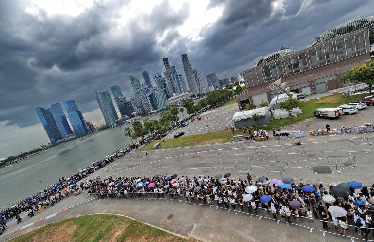 Mourners queue to pay their respects to Singapore's late former prime minister Lee Kuan Yew at Parliament House where he lies in state, March 28, 2015, in Singapore