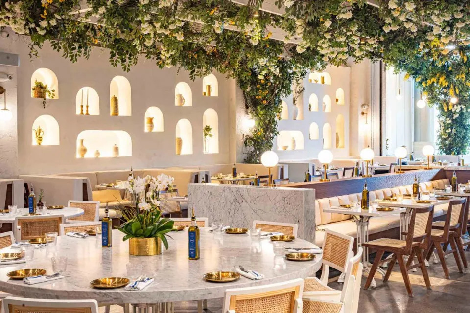 Motek Israeli-Mediterranean restaurant in Brickell City Centre makes use of flowers in its design, like all the brand’s locations.