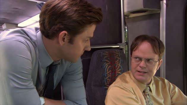 Dwight Schrute (joué par Rainn Wilson) au volant du bus bureau aux côtés de Jim Halpert (joué par John Krasinski). (Photo: Capture d'écran YouTube : The Office)