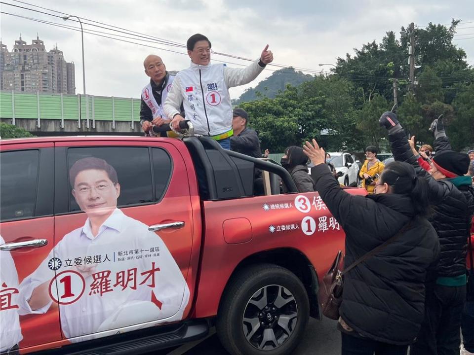 韓國瑜今陪同羅明才車隊掃街。（王揚傑攝）