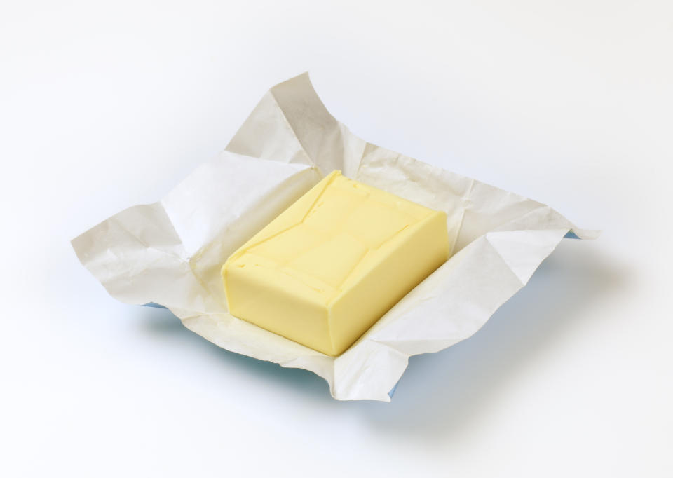 Ein Stück Butter ist normalerweise nur bei Zimmertemperatur streichfähig. (Bild: Getty Images)