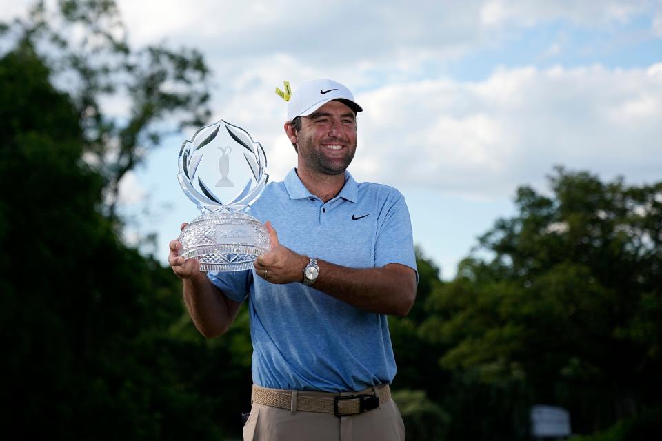 Scottie Scheffler posa con el trofeo después de ganar el Memorial en Muirfield Village Golf Club el domingo.