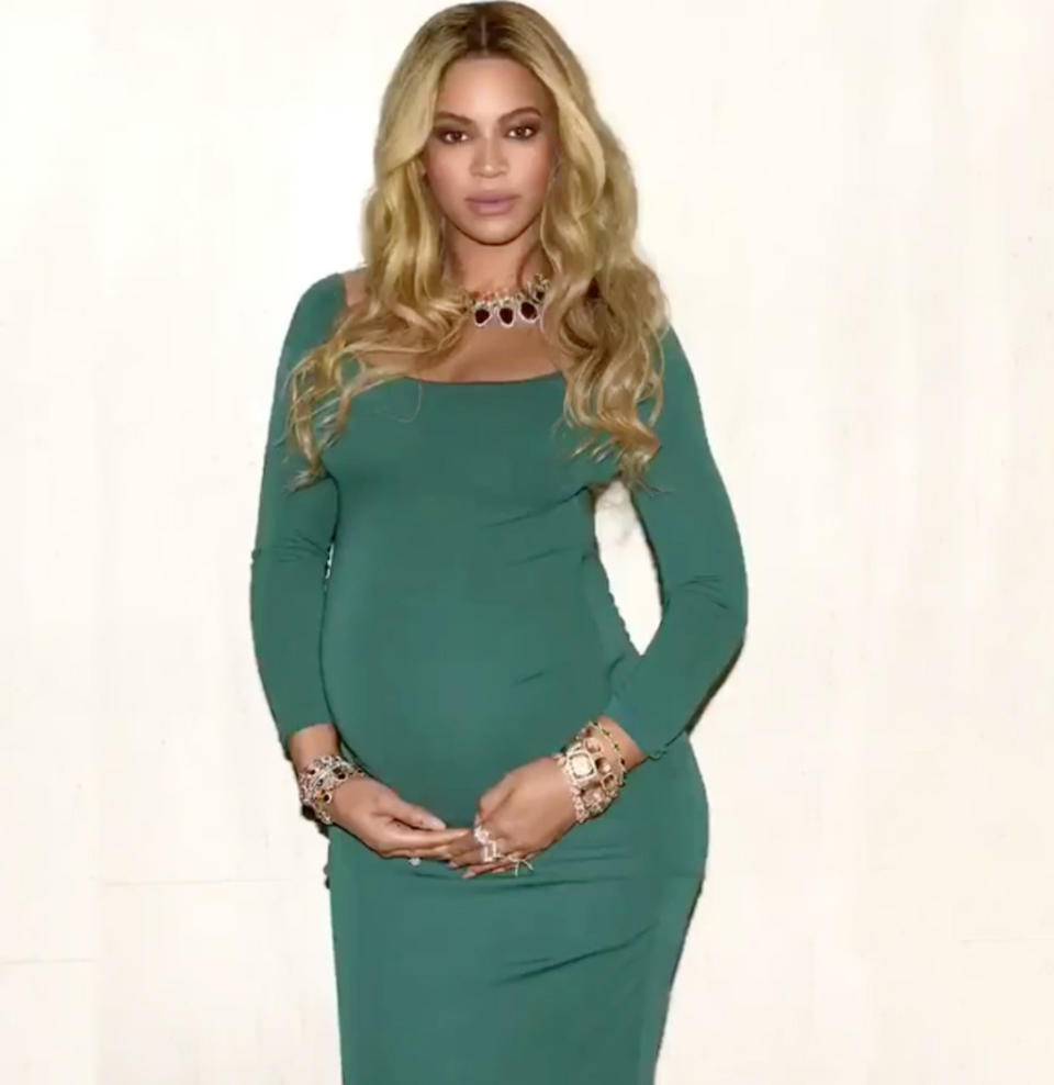 Pregnant Beyoncé in a green dress