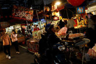 Visitors stroll through a food stall at Raohe street Night Market in Taipei, Taiwan January 18, 2017. REUTERS/Tyrone Siu