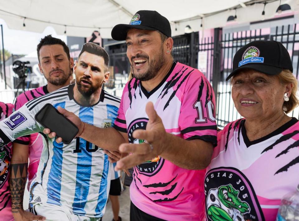 Gustavo Álvarez habla con los reporteros en las afueras del DRV PNK Stadium en Fort Lauderdale, el 11 de julio de 2023.