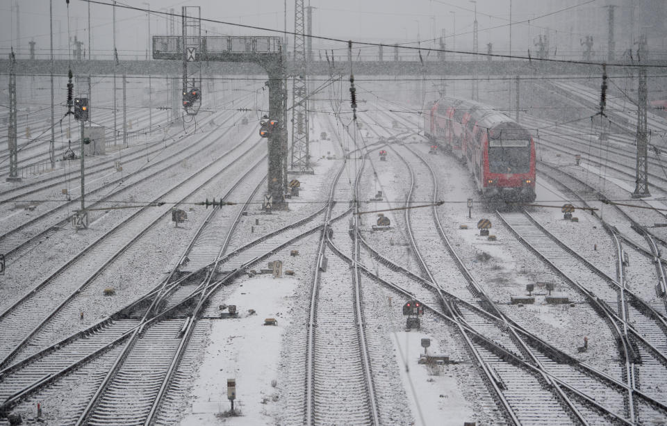 04 January 2019, Bavaria, München: A Deutsche Bahn train stands at the main station in heavy snowfall. Due to the announced heavy snowfall this weekend, rail travellers in Bavaria are threatened with traffic chaos. Photo: Sven Hoppe/dpa (Photo by Sven Hoppe/picture alliance via Getty Images)